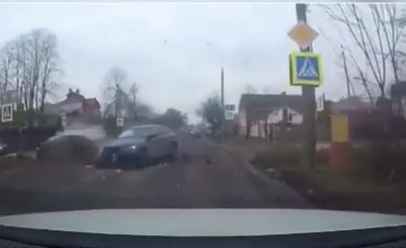 Лобовое столкновение BMW X6 и Honda запечатлели в Краснодаре